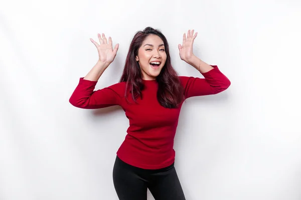 Kırmızı Giyinmiş Heyecanlı Asyalı Kadın Üstündeki Fotokopi Alanını Işaret Ediyor — Stok fotoğraf