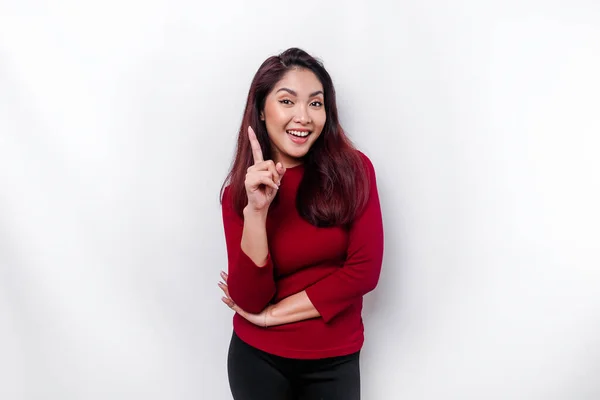 Opgewonden Aziatische Vrouw Gekleed Rood Wijzend Naar Kopieerruimte Top Van — Stockfoto