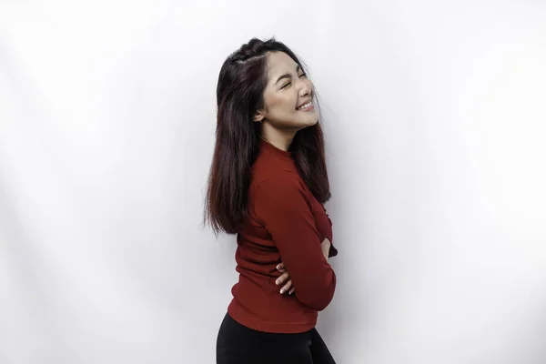 Portret Van Een Zelfverzekerde Glimlachende Aziatische Vrouw Gekleed Rood Staande — Stockfoto