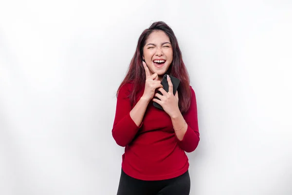 Opgewonden Aziatische Vrouw Dragen Rode Top Wijzend Kopieerruimte Top Van — Stockfoto