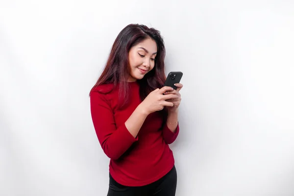 Retrato Uma Mulher Asiática Feliz Vestida Vermelho Segurando Seu Telefone — Fotografia de Stock