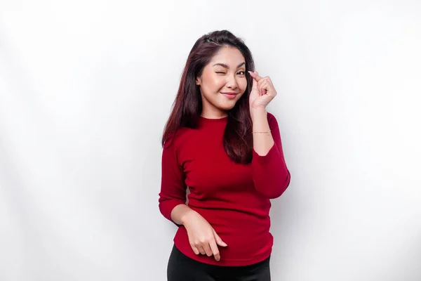 Een Gelukkige Jonge Aziatische Vrouw Draagt Een Rode Top Voelt — Stockfoto