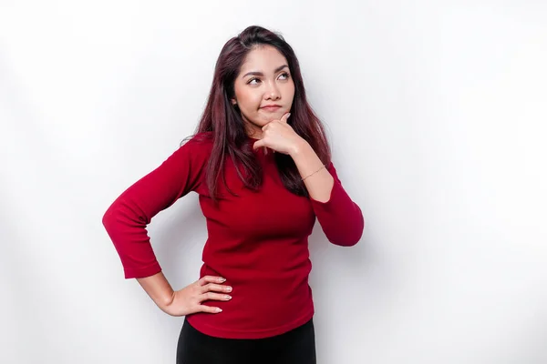 Uma Jovem Pensativa Vestida Vermelho Enquanto Olha Para Lado Isolada — Fotografia de Stock