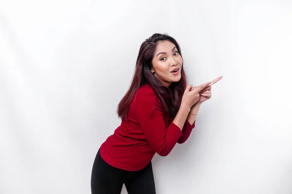 Geschokt Aziatische Vrouw Gekleed Rood Wijzend Kopieerruimte Naast Haar Geïsoleerd — Stockfoto