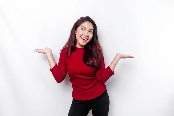Opgewonden Aziatische Vrouw Gekleed Rood Wijzend Naar Kopieerruimte Naast Haar — Stockfoto