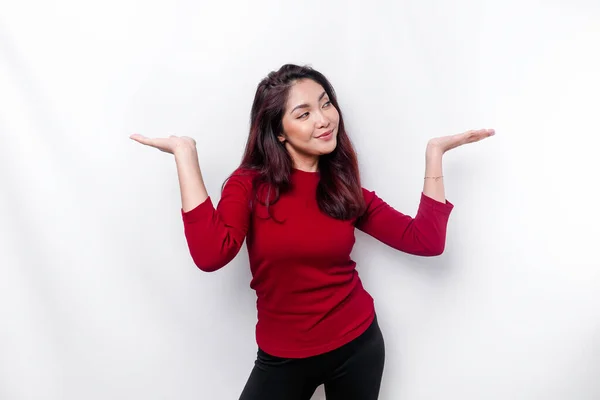 Opgewonden Aziatische Vrouw Gekleed Rood Wijzend Naar Kopieerruimte Naast Haar — Stockfoto