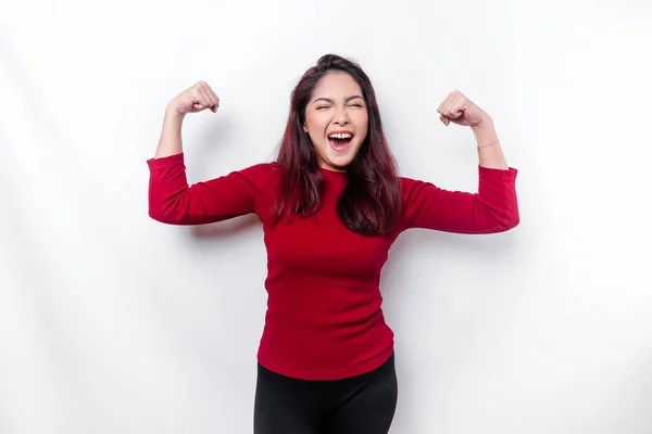 Opgewonden Aziatische Vrouw Het Dragen Van Een Rode Top Tonen — Stockfoto