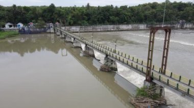Büyük Endonezya nehrindeki havadan küçük baraj nehri