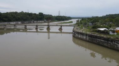 Büyük Endonezya nehrindeki havadan küçük baraj nehri
