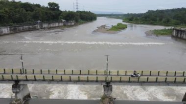 Büyük Endonezya nehrindeki havadan küçük baraj nehri