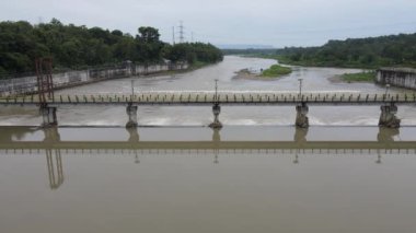 Büyük Endonezya nehrindeki havadan küçük baraj nehri