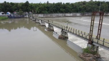 Büyük Endonezya nehrindeki havadan küçük baraj nehri