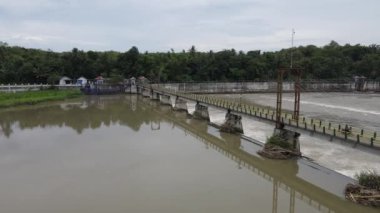 Büyük Endonezya nehrindeki havadan küçük baraj nehri