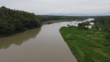 Endonezya 'da geniş manzaralı büyük nehrin havadan görünüşü 