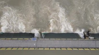 Endonezya nehrinin en tepedeki küçük baraj nehri.