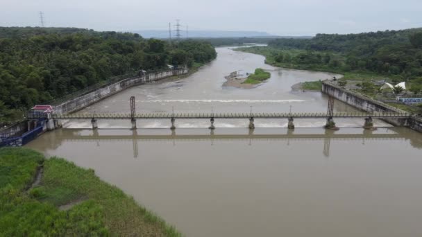 Powietrze Mała Rzeka Tama Dużej Rzece Indonezja — Wideo stockowe