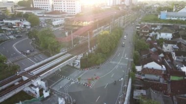 Yogyakarta şehrinde demiryolu köprüsünde hava trafiği.