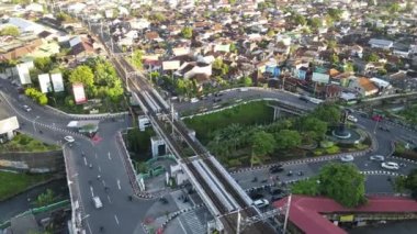 Yogyakarta şehrinde demiryolu köprüsünde hava trafiği. 