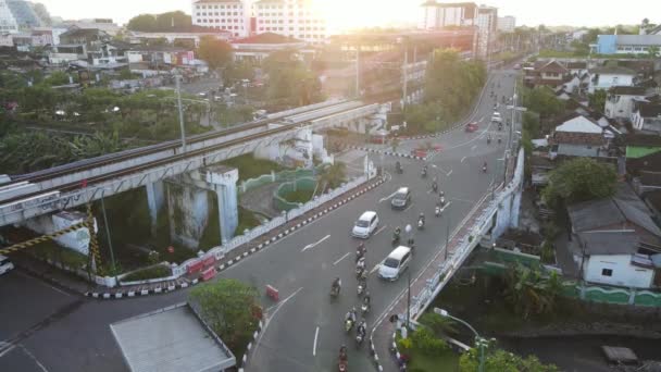 Trafic Aérien Avec Pont Ferroviaire Dans Ville Yogyakarta — Video