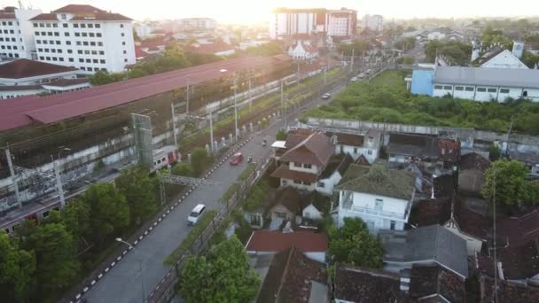 图古车站附近客运列车跨越铁路桥的空中景观 印度尼西亚日惹 2023年1月 — 图库视频影像
