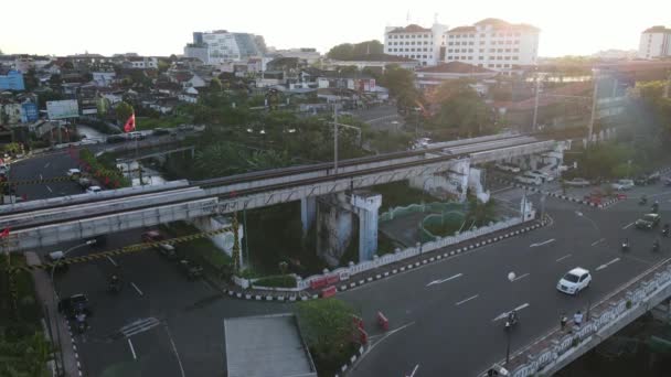 Lalu Lintas Udara Dengan Jembatan Kereta Api Kota Yogyakarta — Stok Video
