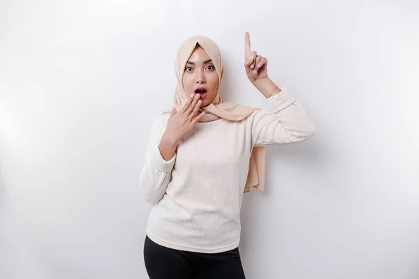 Zszokowana Muzułmanka Azji Nosząca Chustę Wskazującą Miejsce Jej Kopii Odizolowana — Zdjęcie stockowe
