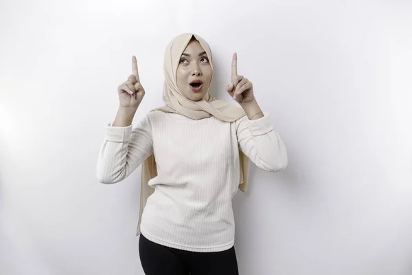 Impresionada Mujer Musulmana Asiática Con Pañuelo Cabeza Apuntando Espacio Copia —  Fotos de Stock