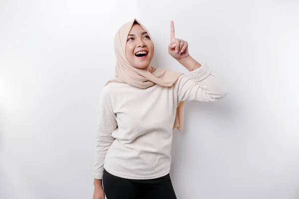 Excited Asian Muslim Woman Wearing Hijab Pointing Copy Space Her — Fotografia de Stock