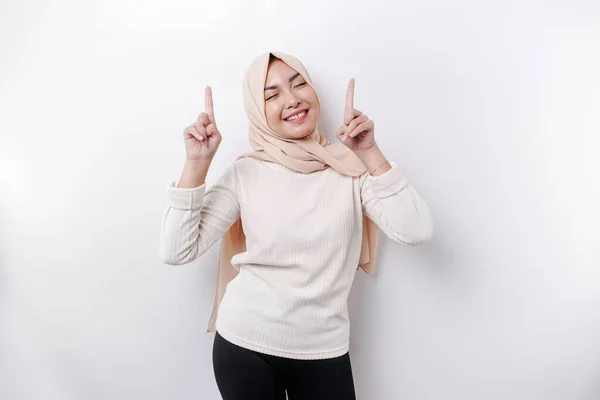 Excited Asian Muslim Woman Wearing Hijab Pointing Copy Space Her — Zdjęcie stockowe