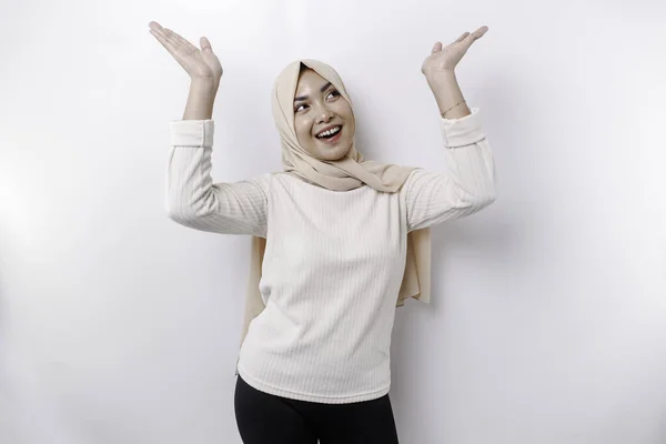 Excited Asian Muslim Woman Wearing Hijab Pointing Copy Space Her —  Fotos de Stock