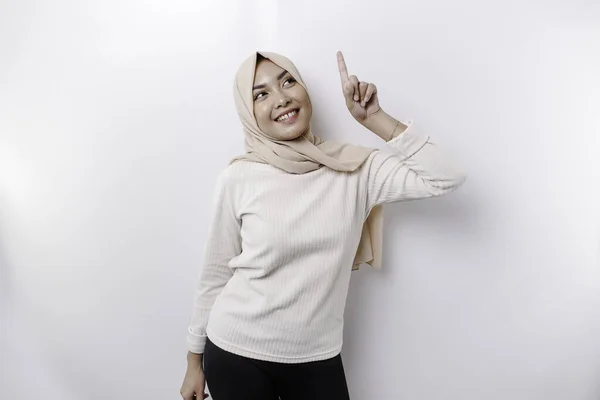 Excited Asian Muslim Woman Wearing Hijab Pointing Copy Space Her — 스톡 사진