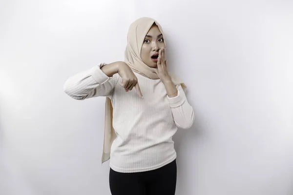 衝撃的なアジアのイスラム教徒の女性は 彼女の下のコピースペースを指してスカーフを着て 白い背景によって隔離された — ストック写真