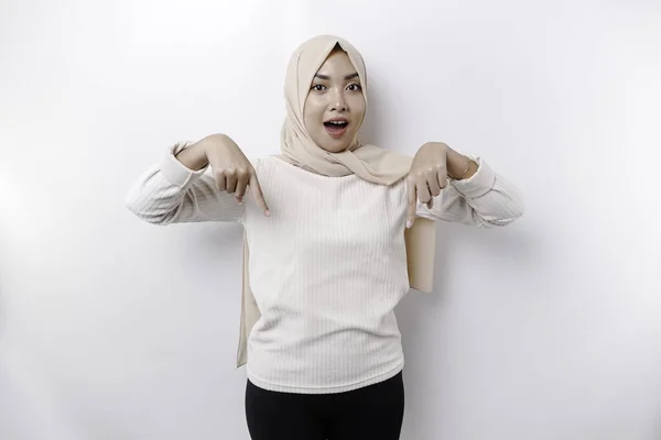 Schockierte Asiatische Muslimin Mit Kopftuch Zeigt Auf Den Kopierraum Unter — Stockfoto