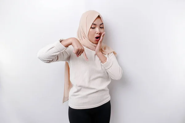Šokovaný Asijské Muslim Žena Nosí Šátek Ukazuje Kopírovací Prostor Pod — Stock fotografie