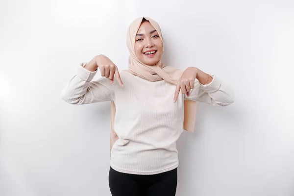 Excited Asian Muslim Woman Hijab Pointing Copy Space Her Isolated — Zdjęcie stockowe
