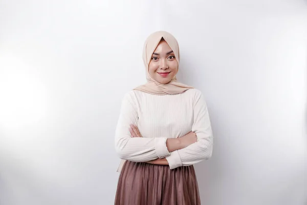 一位自信微笑的亚洲穆斯林妇女 头戴头巾 双臂交叉地站着 凝视着被白色背景隔离的相机 — 图库照片