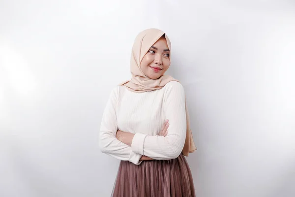 一位自信微笑的亚洲穆斯林妇女 头戴头巾 双臂交叉地站着 凝视着被白色背景隔离的相机 — 图库照片