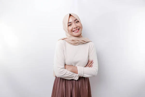 Pewna Siebie Uśmiechnięta Muzułmanka Azjatycka Ubrana Hidżab Stojąca Złożonymi Ramionami — Zdjęcie stockowe