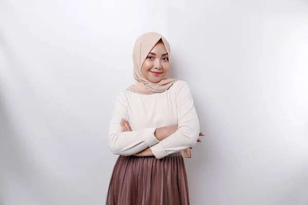 Een Zelfverzekerde Glimlachende Aziatische Moslim Vrouw Dragen Hijab Staan Met — Stockfoto