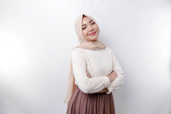 Pewna Siebie Uśmiechnięta Muzułmanka Azjatycka Ubrana Hidżab Stojąca Złożonymi Ramionami — Zdjęcie stockowe