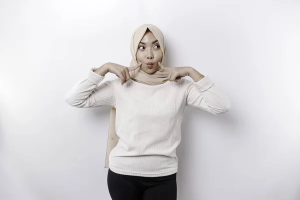スカーフを被った可愛いアジア系ムスリム女性の肖像画で 白い背景に興奮と孤独を感じます — ストック写真