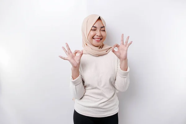 Smiling Asian Muslim Woman Giving Hand Gesture Isolated White Background — Stock Photo, Image