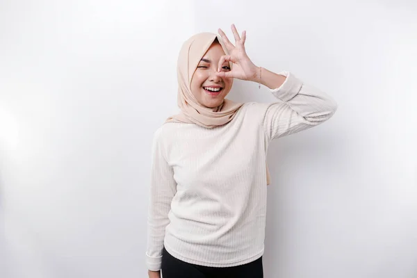 Uśmiechnięta Azjatycka Muzułmanka Wykonująca Gest Odizolowanej Dłoni Białym Tle — Zdjęcie stockowe