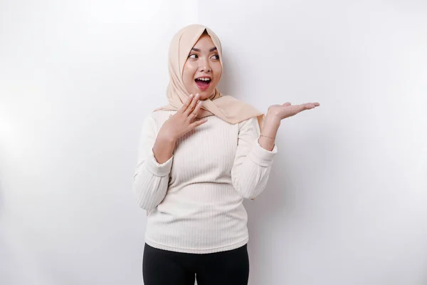 Shocked Asian Muslim Woman Pointing Copy Space Her Isolated White — ストック写真