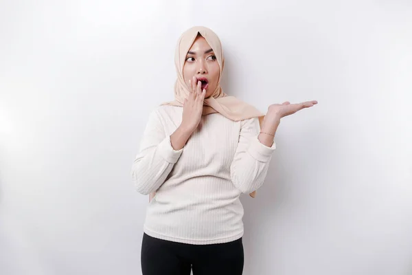 Mulher Muçulmana Asiática Chocada Apontando Para Espaço Cópia Lado Dela — Fotografia de Stock