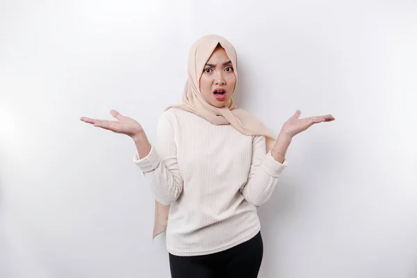 Eine Nachdenkliche Junge Asiatische Muslimin Trägt Hijab Und Sieht Verwirrt — Stockfoto