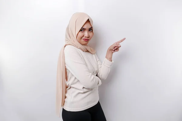 Przemyślana Młoda Muzułmanka Azji Nosi Hidżab Wygląda Zdezorientowaną Między Wyborami — Zdjęcie stockowe
