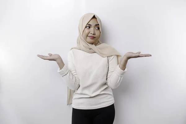 Thoughtful Young Asian Muslim Woman Wearing Hijab Looks Confused Choices — Stockfoto
