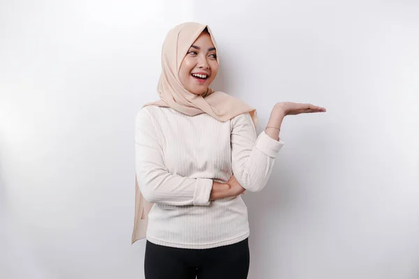 Young Asian Muslim Woman Smiling While Pointing Copy Space Her — Foto Stock