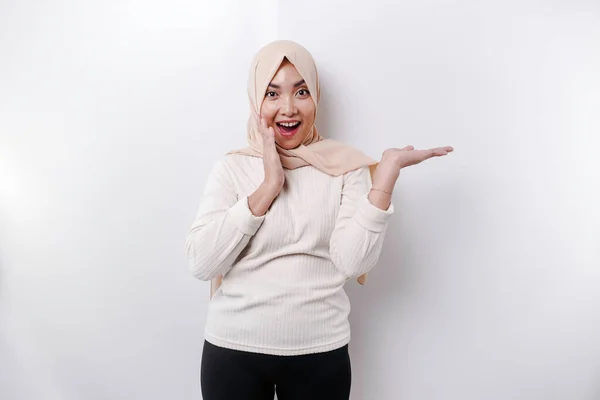 Young Asian Muslim Woman Smiling While Pointing Copy Space Her — Stok Foto